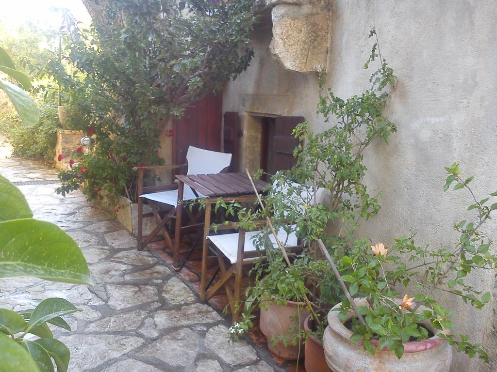 Porfyrousa Traditional Hotel Milopotamos  المظهر الخارجي الصورة